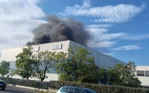 Sant’Agata Bolognese, a fuoco il tetto di un capannone