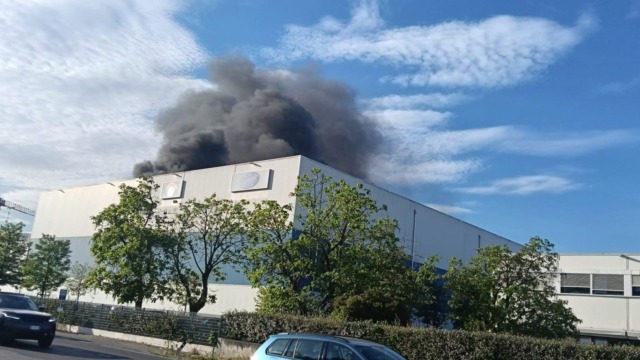 Sant’Agata Bolognese, a fuoco il tetto di un capannone