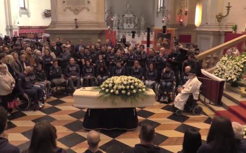 Addio ad Alex Zanardi: in migliaia ai funerali a Padova