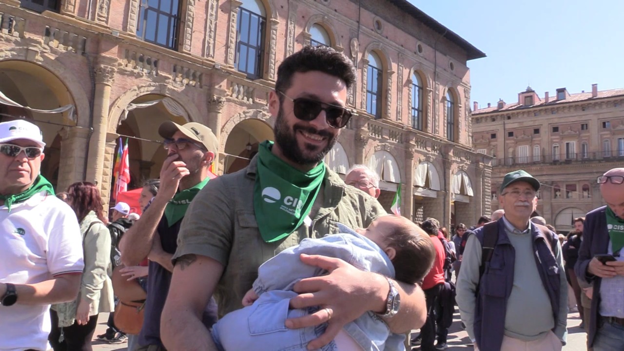Bandiere e applausi in Piazza Maggiore per il Primo Maggio