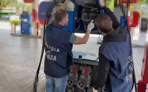 Distributori di carburante al setaccio della Finanza, irregolarità in 5 aree di servizio