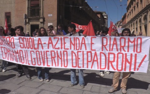 Scuola, a Bologna in 200 in corteo contro il Governo e Valditara