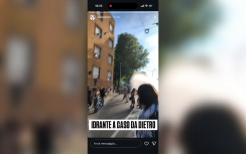Doppia manifestazione a Bologna, la polizia usa gli idranti