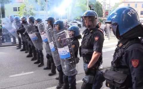 Presidio di “Remigrazione e Riconquista”: identificati 40 soggetti appartenenti a gruppi antagonisti