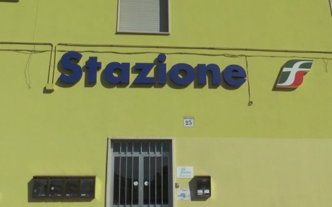 A bordo senza biglietto, un 27enne minaccia un capotreno brandendo un coltello