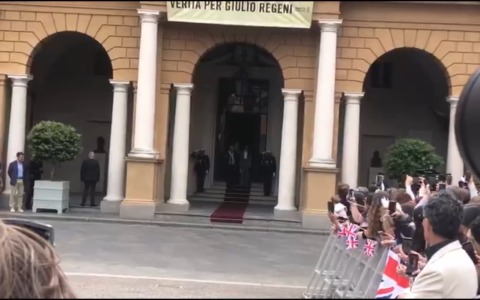 LA ROSSA EMILIA SI PROSTRA DAVANTI ALLA PRINCIPESSA KATE