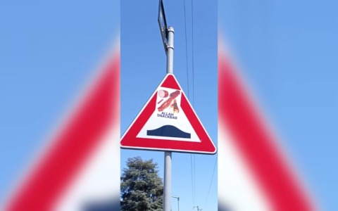 A Bologna adesivi con slogan contro la comunità islamica