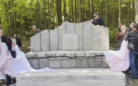 Giro d’Italia al Corno alle Scale: inaugurato il monumento dedicato agli scalpellini