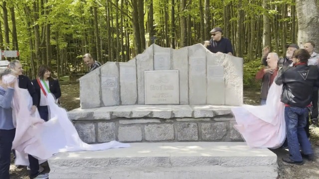 Giro d’Italia al Corno alle Scale: inaugurato il monumento dedicato agli scalpellini