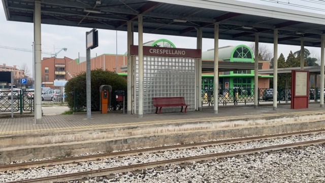 Incidente in stazione a Crespellano: scivola dalla banchina sui binari, 16enne ferita