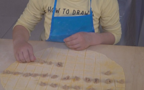 “A tavola con gli chef”: i bambini imparano a fare la sfoglia con l’Antoniano e Confcommercio