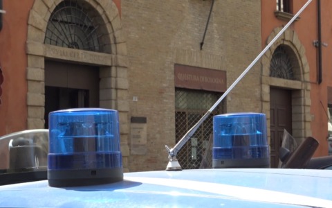 Droga, due arresti della squadra mobile a Bologna: un pusher, per scappare, ha lanciato sassi contro gli agenti