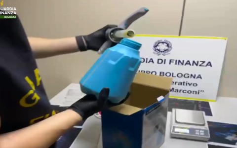 Hashish in gel acquistata sul dark web: spedizione ‘intercettata’ dalla Finanza, 20enne denunciato