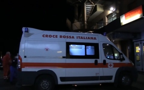 Soccorso dopo un incidente in A14, aggredisce i sanitari e fugge rubando l’ambulanza: arrestato