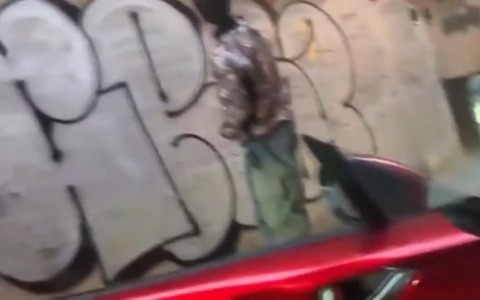 Cittadino posta sui social un writer che imbratta i muri: ‘Aggredito per avere tentato di fermarlo’