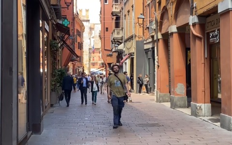 Sicurezza, all’incrocio tra via d’Azeglio e via Farini la catena che impedisce l’accesso alle auto spesso non è agganciata