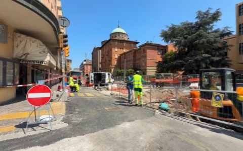 Tram: danneggiata una conduttura del gas in Bolognina, traffico in tilt. Evacuato il liceo Sabin