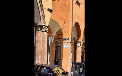 Espulso il 35enne che ha divelto il cartello stradale