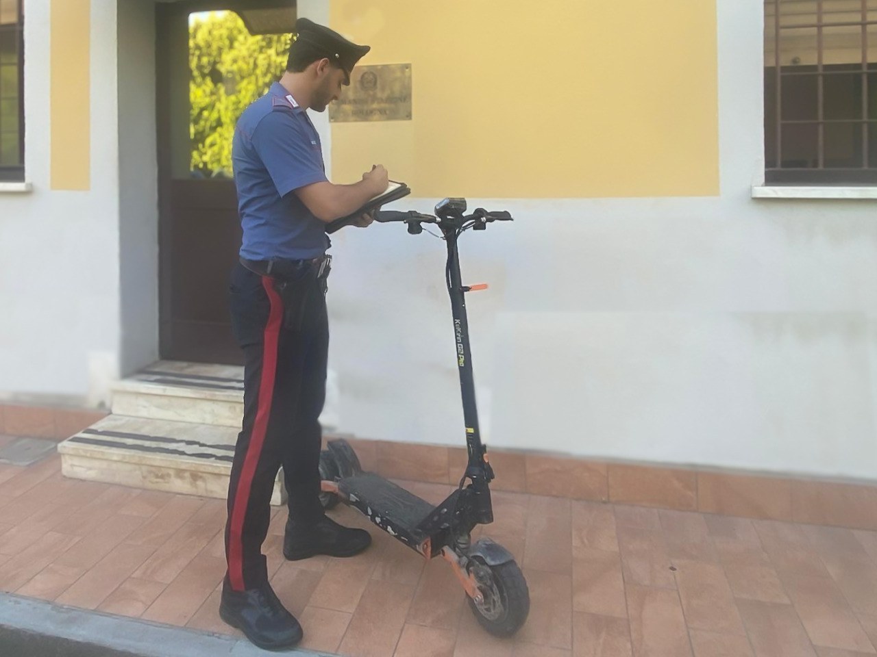 Viaggia su monopattino senza ‘targhino’ e investe due carabinieri, arrestato