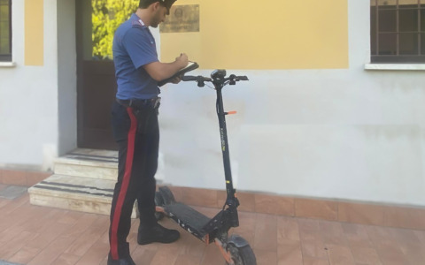 Viaggia su monopattino senza ‘targhino’ e investe due carabinieri, arrestato