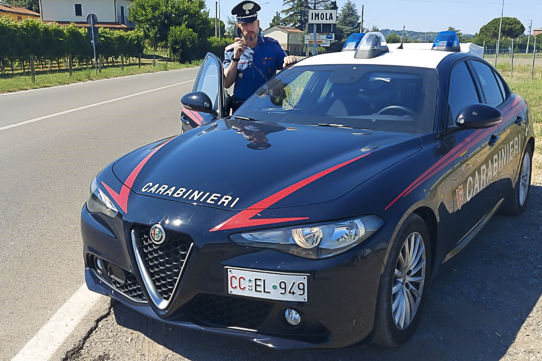 Incidente sul lavoro a Imola, operaio precipita dal tetto di una azienda: è gravissimo