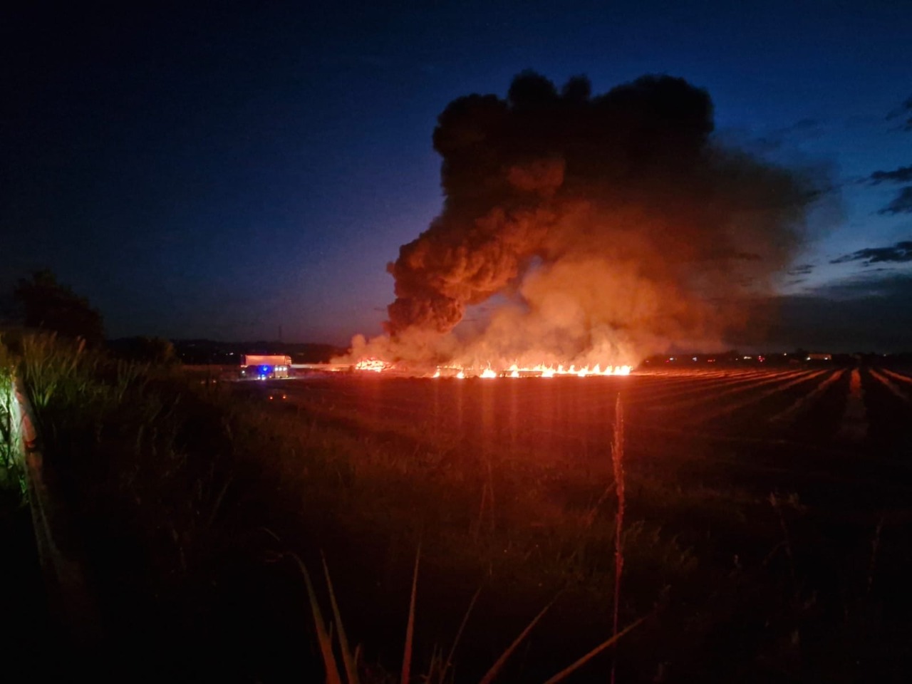 Camion prende fuoco in A14 e brucia anche un campo
