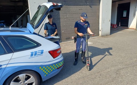 In A1 con il monopattino e droga, fermato e denunciato