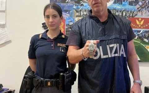 Ruba un orologio di valore, denunciato un 58enne