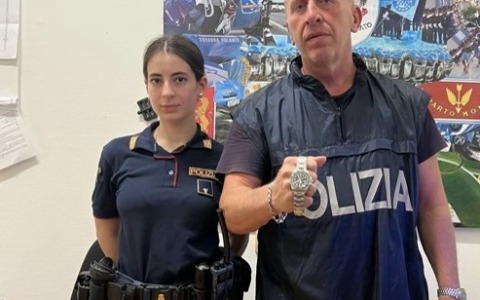 Ruba un orologio di valore, denunciato un 58enne