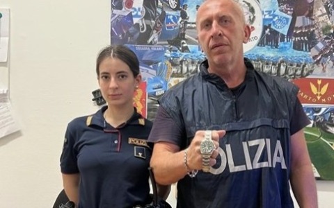 Ruba un orologio di valore, denunciato un 58enne