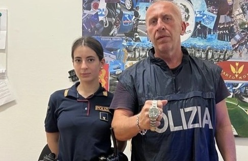 Ruba un orologio di valore, denunciato un 58enne