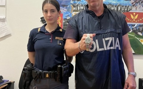 Ruba un orologio di valore, denunciato un 58enne