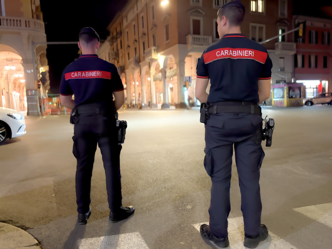 Rapina con il coltello in Bolognina: ventenne minacciato e derubato, banditi in fuga