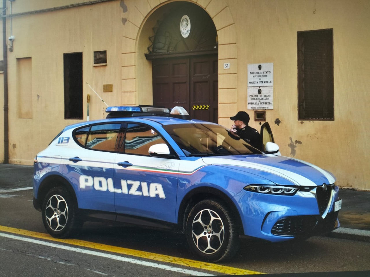 Danneggia barella in ospedale e aggredisce due agenti: arrestato