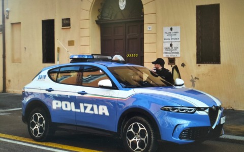 Danneggia barella in ospedale e aggredisce due agenti: arrestato