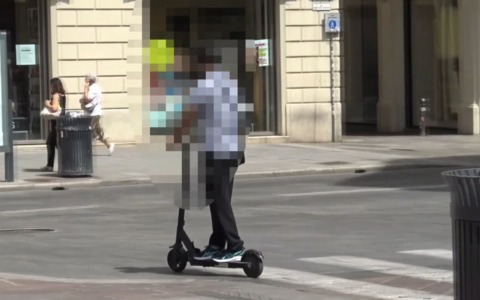 Controlli su e-bike e monopattini a Bologna, 8 su 9 irregolari