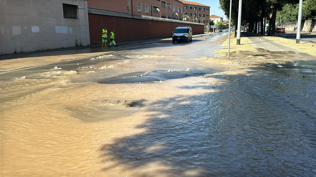 Viale Pietramellara allagata, chiuso il tratto esterno che incrocia con via Boldrini