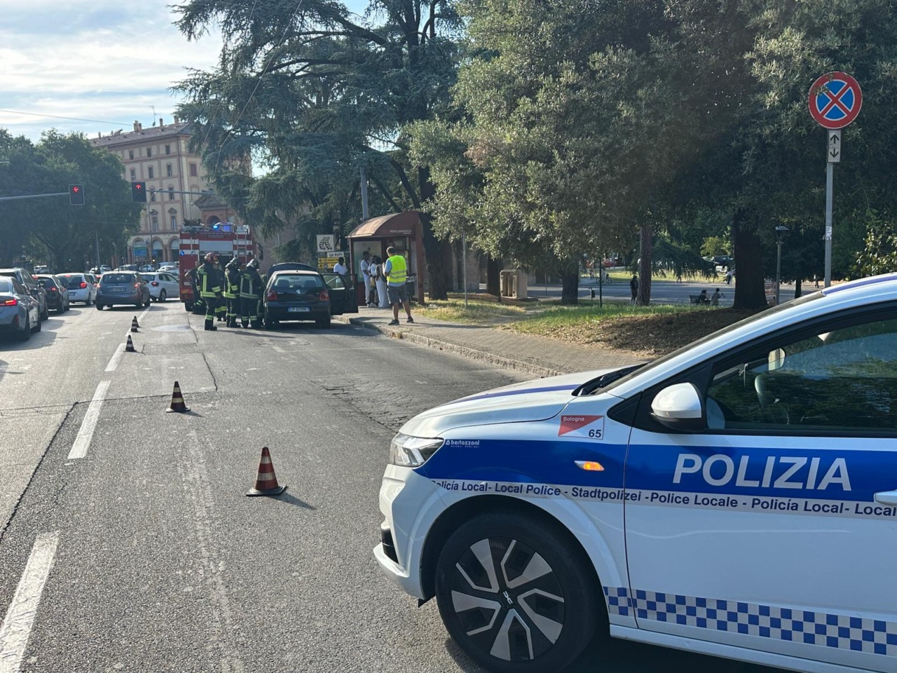 Auto prende fuoco in strada, nessun ferito