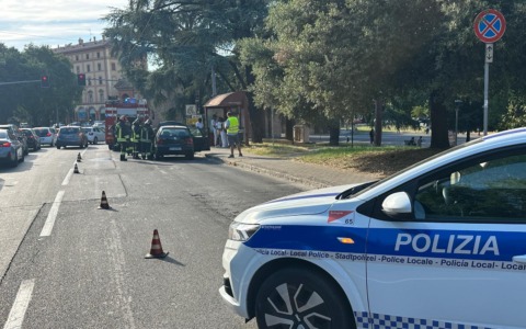 Auto prende fuoco in strada, nessun ferito