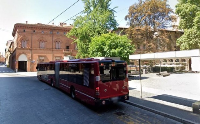 Bus arriva ‘lungo’ alla sua fermata, passeggero morde l’autista