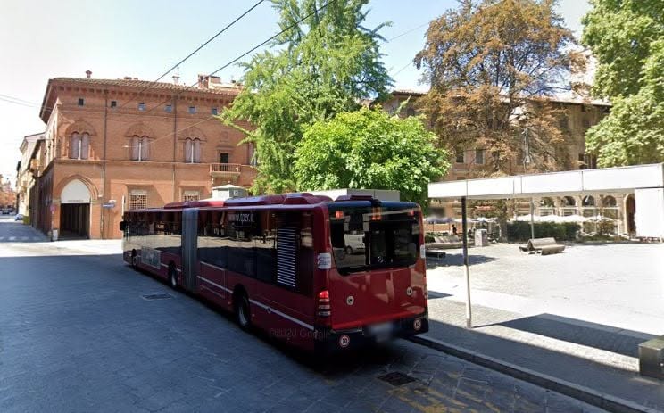 Bus arriva ‘lungo’ alla sua fermata, passeggero morde l’autista