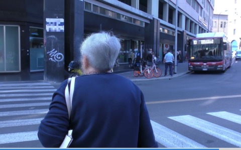 Si offre di aiutare un’anziana disabile, poi la deruba: 67enne denunciato dalla Polizia