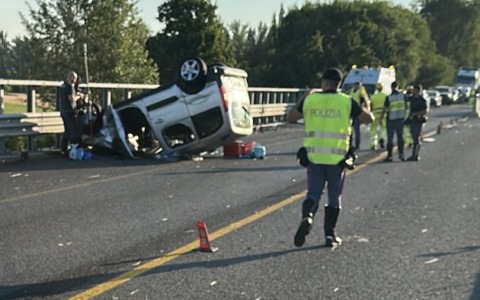 Auto si ribalta in A14 a Bologna: morta una ragazza, grave il figlio di 6 mesi