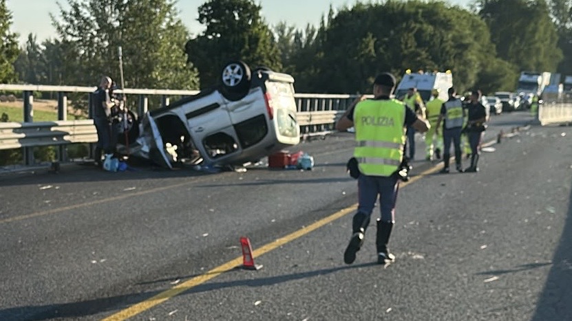 Auto si ribalta in A14 a Bologna: morta una ragazza, grave il figlio di 6 mesi