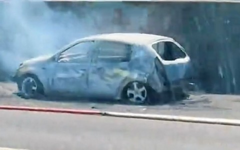 Auto prende fuoco in tangenziale a Bologna, lunghe code