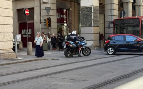 Strappa la collana d’oro a pensionata, ma viene inseguito e fermato dai passanti e dalla polizia locale