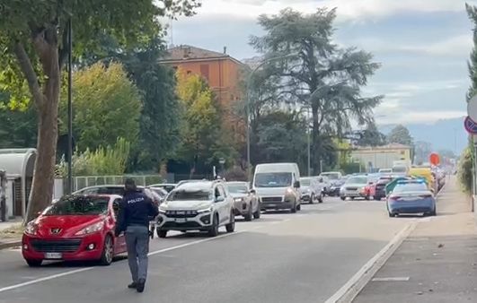 Finto carabiniere raggira un’anziana a Borgo Panigale, bloccato grazie all’aiuto dei vicini