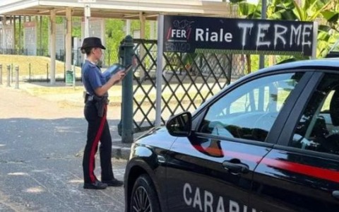 Chiede di fare silenzio in treno, aggredito e derubato da tre ragazzini