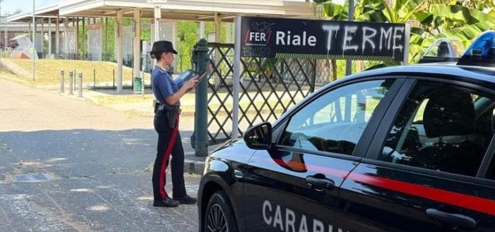 Chiede di fare silenzio in treno, aggredito e derubato da tre ragazzini