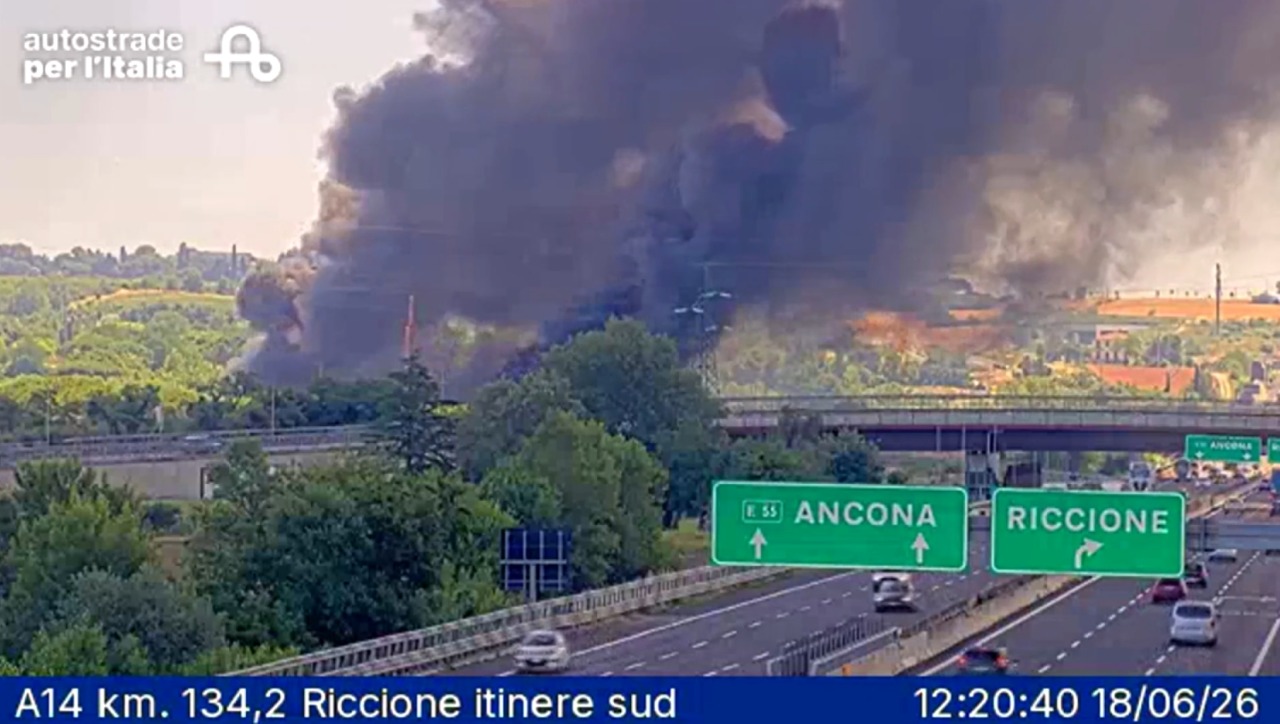 Camion cisterna a fuoco al casello di Riccione